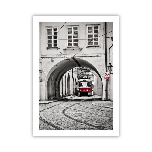 Plakat - Czerwony tramwaj w czarno-białej scenerii - 50x70cm - Przez miejski labirynt - Nowoczesna dekoracja ścienna do salonu, kuchni i sypialni ARTTOR