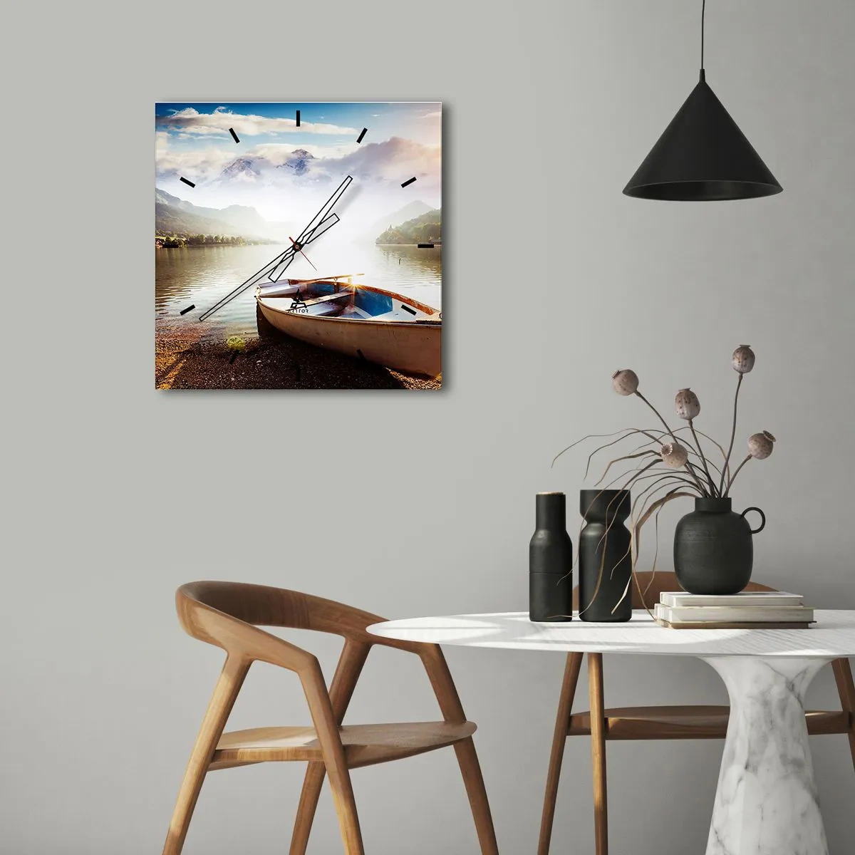 Zegar ścienny - Łódka na brzegu jeziora z widokiem na góry o poranku - 30x30cm - Nad wodą wielką i czystą - Nowoczesna dekoracja ścienna do salonu i sypialni ARTTOR