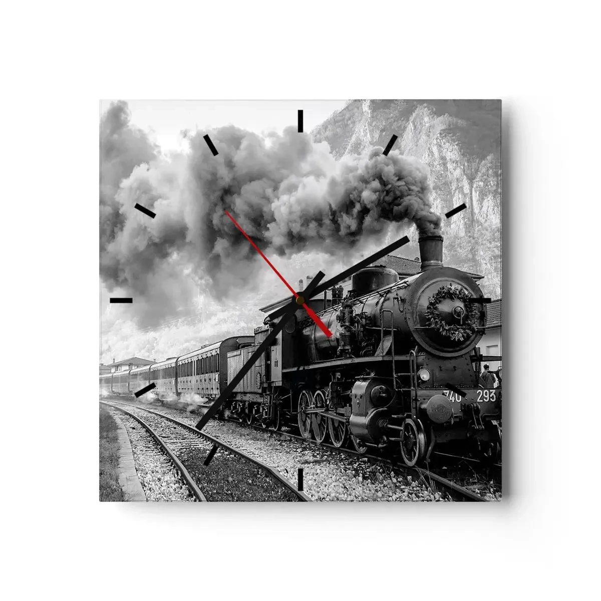 Zegar ścienny - Czarno-biała lokomotywa parowa na tle górskiego krajobrazu - 30x30cm - Stoi na stacji… - Nowoczesna dekoracja ścienna do salonu i sypialni ARTTOR