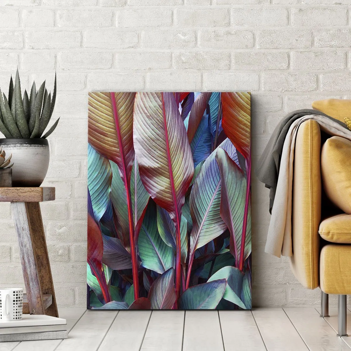 Obraz na płótnie - Barwne tropikalne liście w odcieniach zieleni, czerwieni i błękitu - 50x70cm - Kolorowy gąszcz - Nowoczesna dekoracja ścienna do salonu, kuchni i sypialni ARTTOR