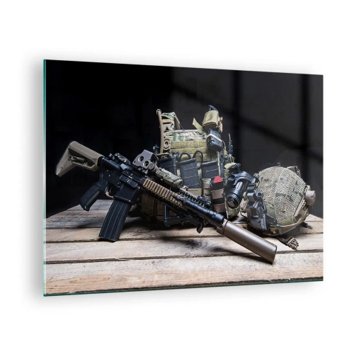 Obraz na szkle - Taktyczne wyposażenie i broń ułożone na drewnianym stole - 70x50cm - Spocznij! - Nowoczesna dekoracja ścienna do salonu i sypialni ARTTOR
