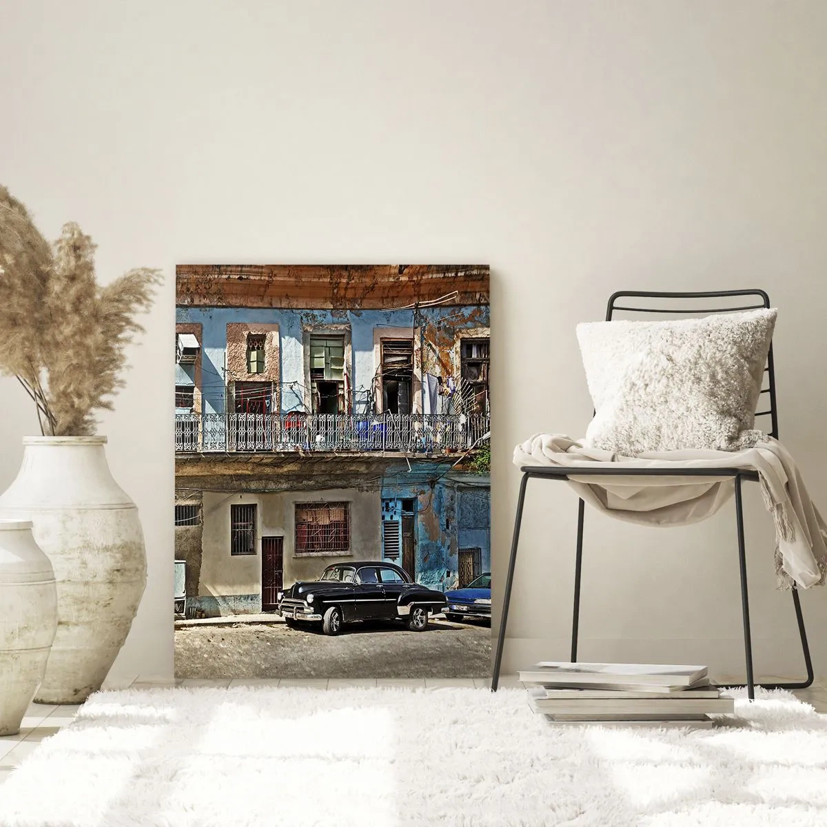 Obraz na szkle - Kolorowe kamienice i klasyczny samochód w miejskim krajobrazie - 80x120cm - Hawańskie klimaty - Nowoczesna dekoracja ścienna do salonu i sypialni ARTTOR