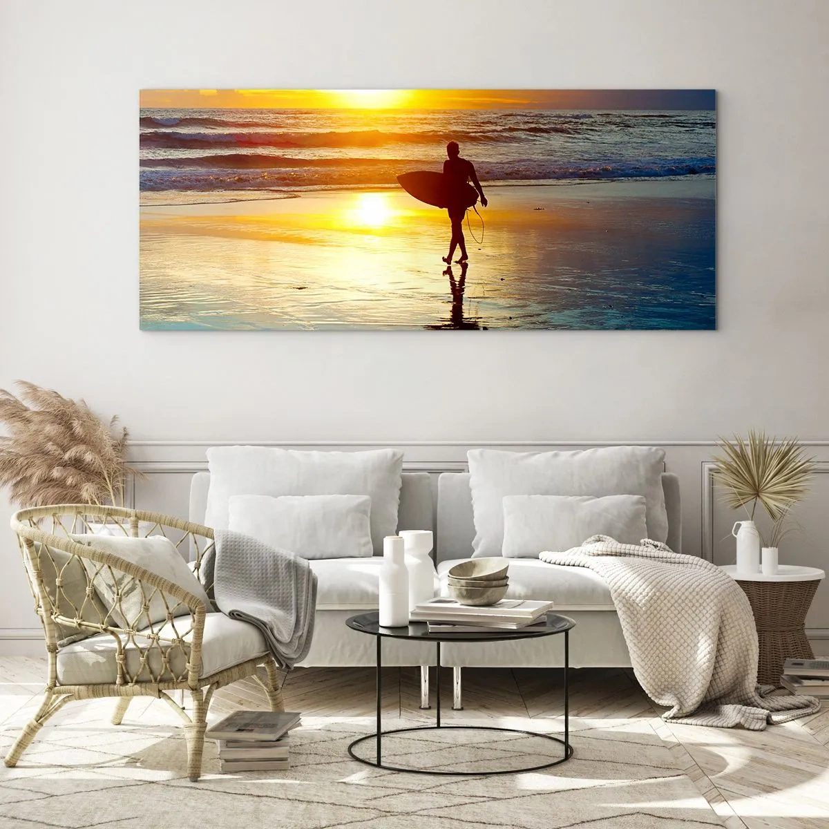 Obraz na szkle - Surfer idący po plaży o zachodzie słońca z deską w ręku - 120x50cm - Powrót wojownika - Nowoczesna dekoracja ścienna do salonu i sypialni ARTTOR