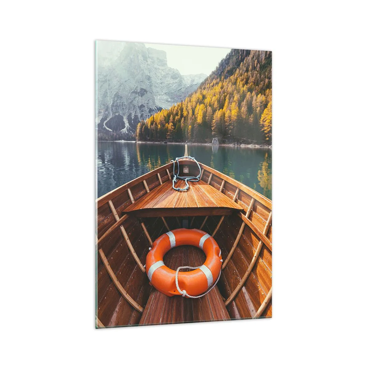 Obraz na szkle - Drewniana łódź na górskim jeziorze otoczonym lasem - 70x100cm - Górska wycieczka - Nowoczesna dekoracja ścienna do salonu i sypialni ARTTOR