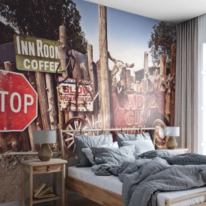 Fototapeta Premium Canvas - Rustykalne dekoracje z tablicami i kołem na ogrodzeniu - 100x70cm - A czas się zatrzymał - Nowoczesna dekoracja ścienna do salonu i sypialni ARTTOR