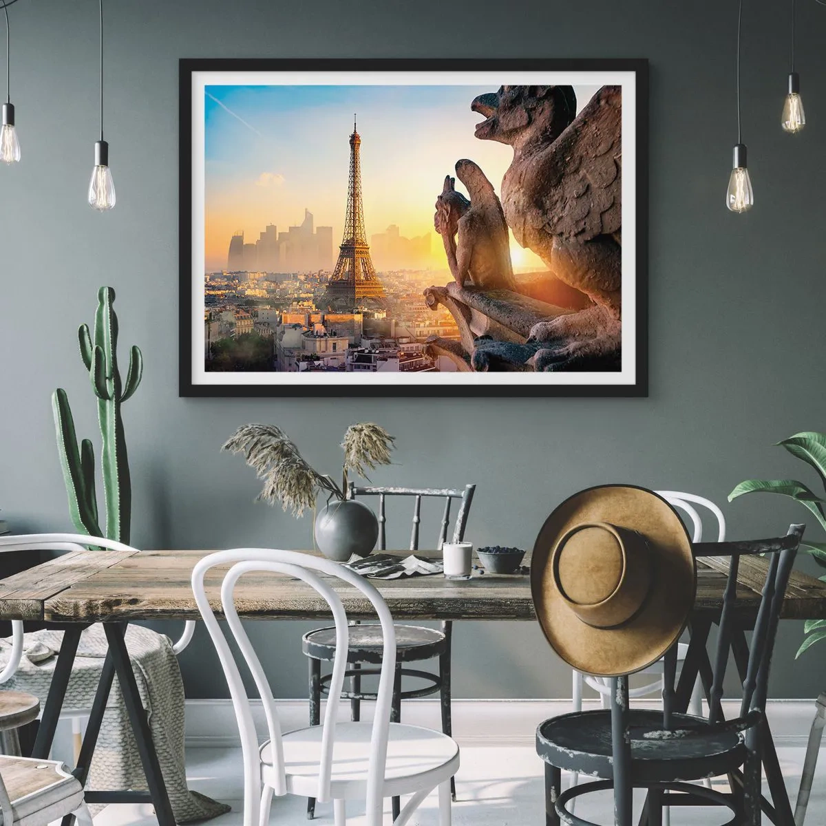 Plakat w czarnej ramie - Widok na Wieżę Eiffla z gargulcami w tle - 100x70cm - Wiele się zmieniło… - Nowoczesna dekoracja ścienna do salonu i sypialni ARTTOR