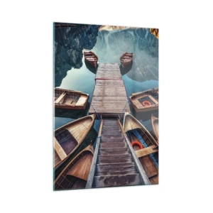 Obraz na szkle - Widok na drewniane łodzie zacumowane przy pomoście w górach - 50x70cm - Czekam na przystani - Nowoczesna dekoracja ścienna do salonu, kuchni i sypialni ARTTOR