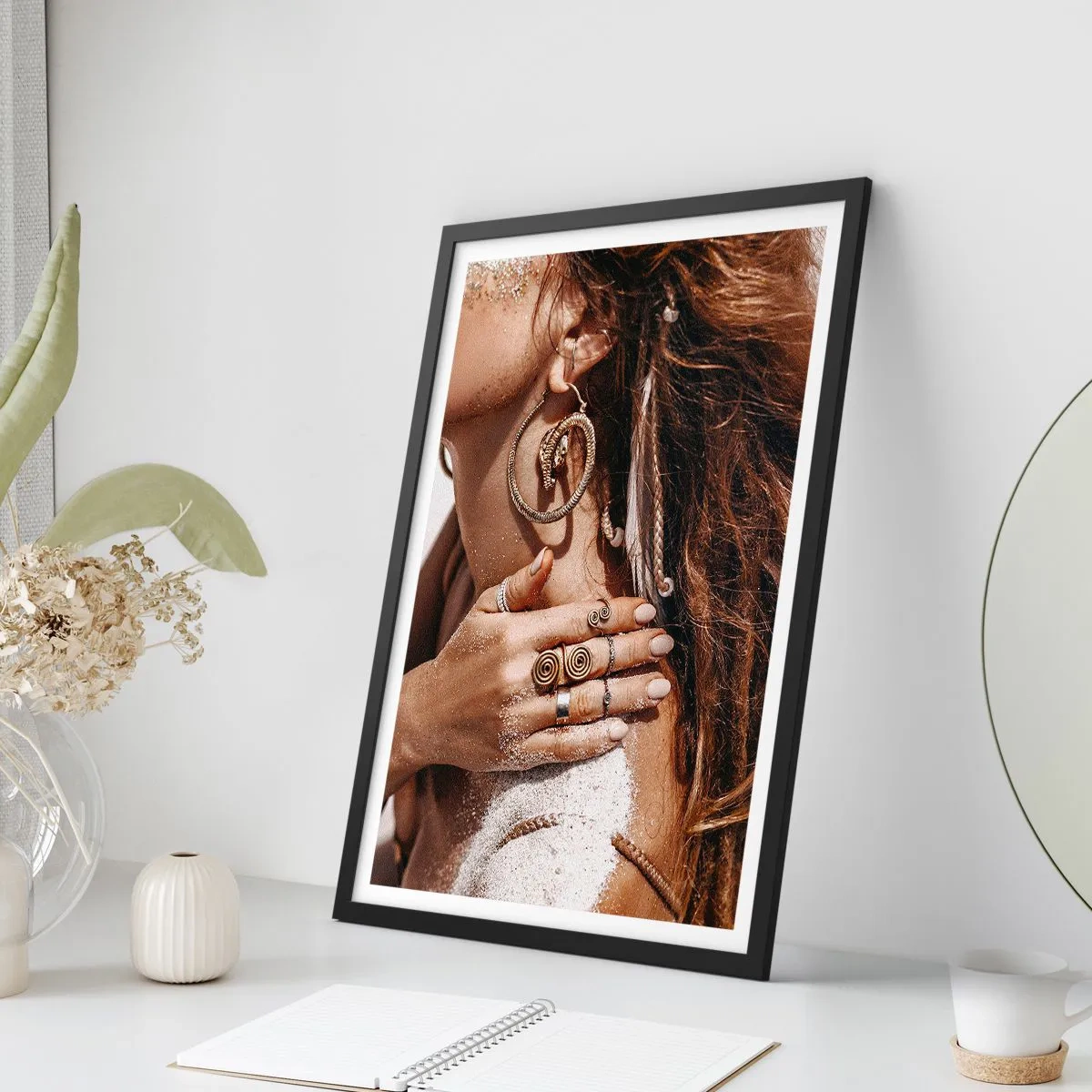 Plakat w czarnej ramie - Detal z biżuterią na tle piaskowej skóry - 50x70cm - Królowa dzikiej plaży - Nowoczesna dekoracja ścienna do salonu i sypialni ARTTOR