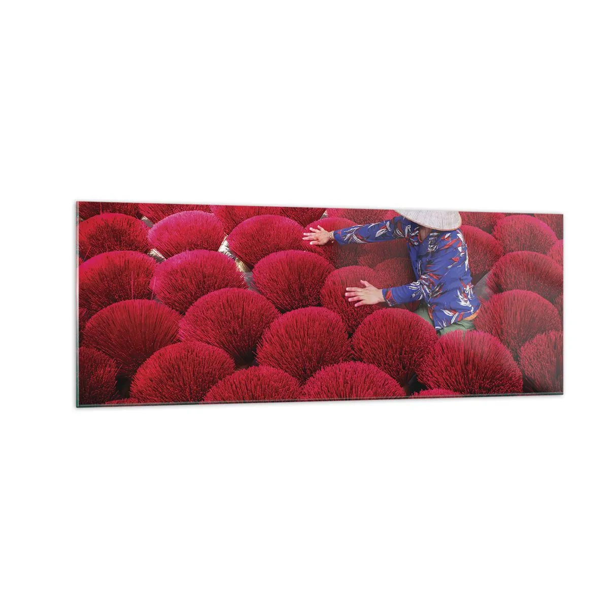 Obraz na szkle - Kobieta wśród czerwonych wiązek kadzideł w tradycyjnym kapeluszu - 140x50cm - Na ryżowym polu - Nowoczesna dekoracja ścienna do salonu i sypialni ARTTOR