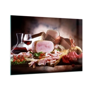 Obraz na szkle - Kuchenny stół z wędlinami, winem i świeżymi warzywami - 100x70cm - Kulinarne marzenie z karafką - Nowoczesna dekoracja ścienna do salonu, kuchni i sypialni ARTTOR