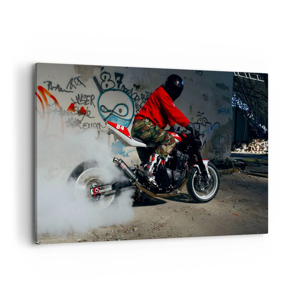 Obraz na płótnie - Motocyklista wykonujący efektowny drift w opuszczonym budynku z graffiti - 120x80cm - Goń mnie! - Nowoczesna dekoracja ścienna do salonu, kuchni i sypialni ARTTOR