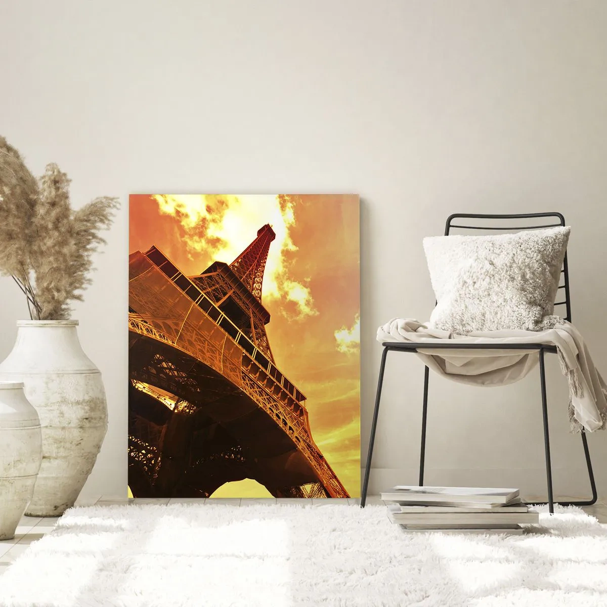 Obraz na szkle - Wieża Eiffla w ciepłych odcieniach pomarańczu o zachodzie słońca - 50x70cm - Monumentalna, bo pozłacana słońcem - Nowoczesna dekoracja ścienna do salonu, kuchni i sypialni ARTTOR