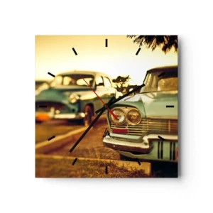 Zegar ścienny - Klasyczne samochody w ciepłym świetle zachodu - 30x30cm - Poczekamy, zobaczymy - Nowoczesna dekoracja ścienna do salonu i sypialni ARTTOR