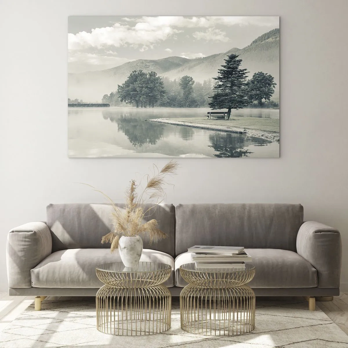 Obraz na szkle - Spokojne jezioro o poranku z ławką i mgłą nad wodą - 70x50cm - Jezioro jeszcze śpi - Nowoczesna dekoracja ścienna do salonu i sypialni ARTTOR
