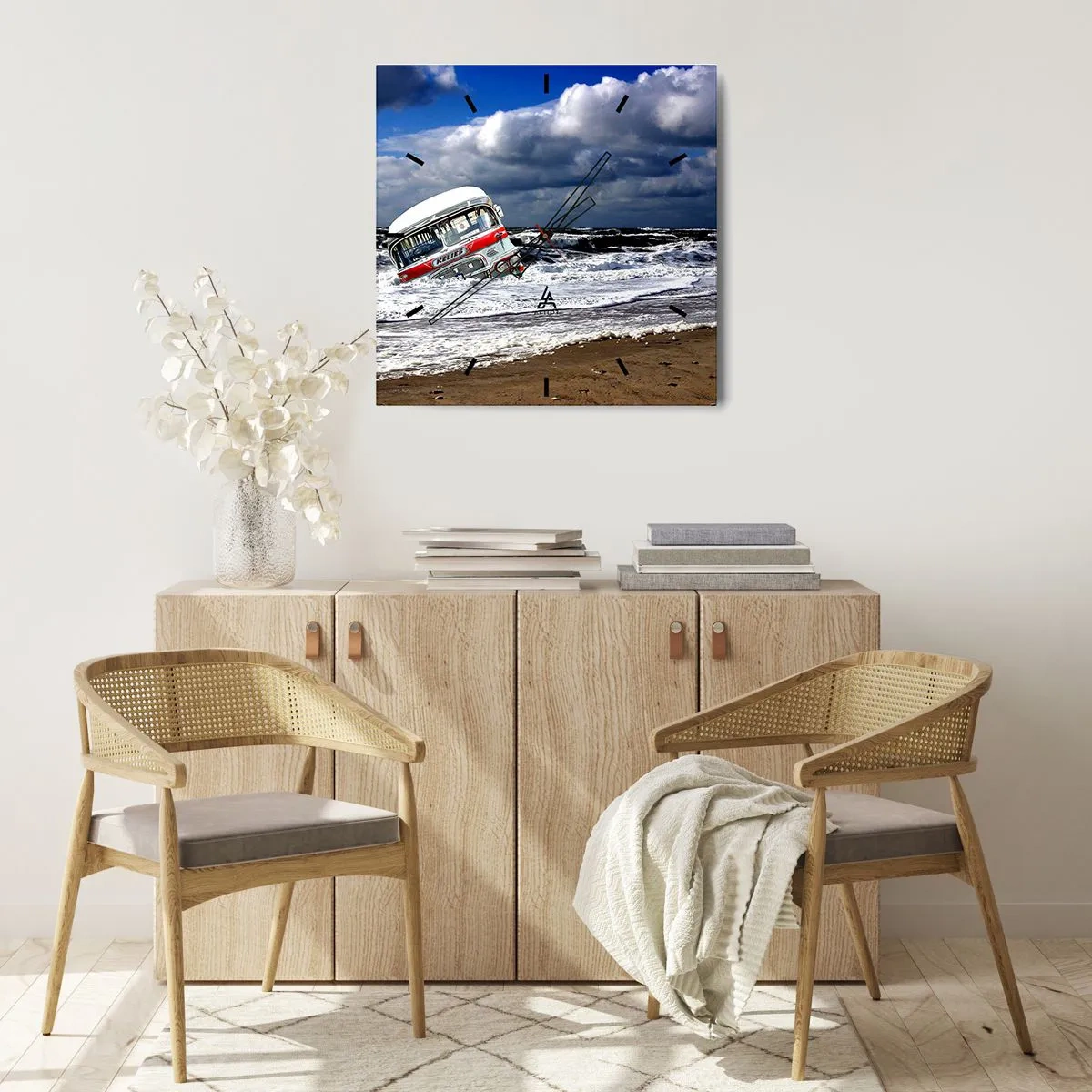 Zegar ścienny - Zatopiony autobus na plaży wśród fal i wzburzonego morza - 30x30cm - I co się dziwisz? - Nowoczesna dekoracja ścienna do salonu i sypialni ARTTOR