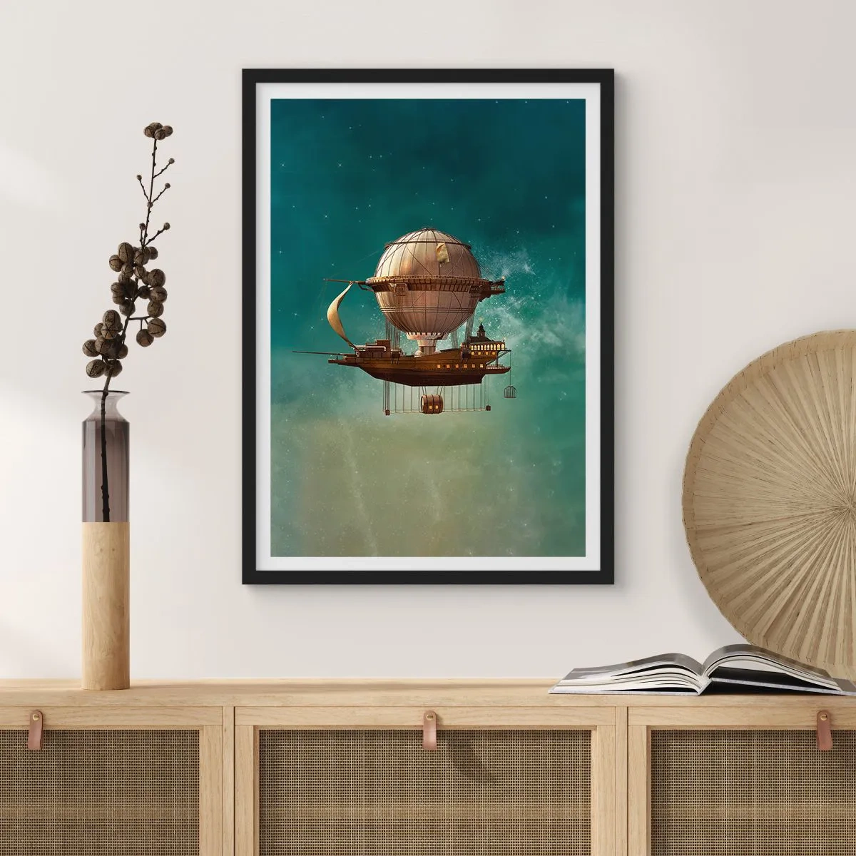Plakat w czarnej ramie - Fantastyczny sterowiec unoszący się wśród gwiazd - 50x70cm - Juliusz Verne pozdrawia - Nowoczesna dekoracja ścienna do salonu i sypialni ARTTOR