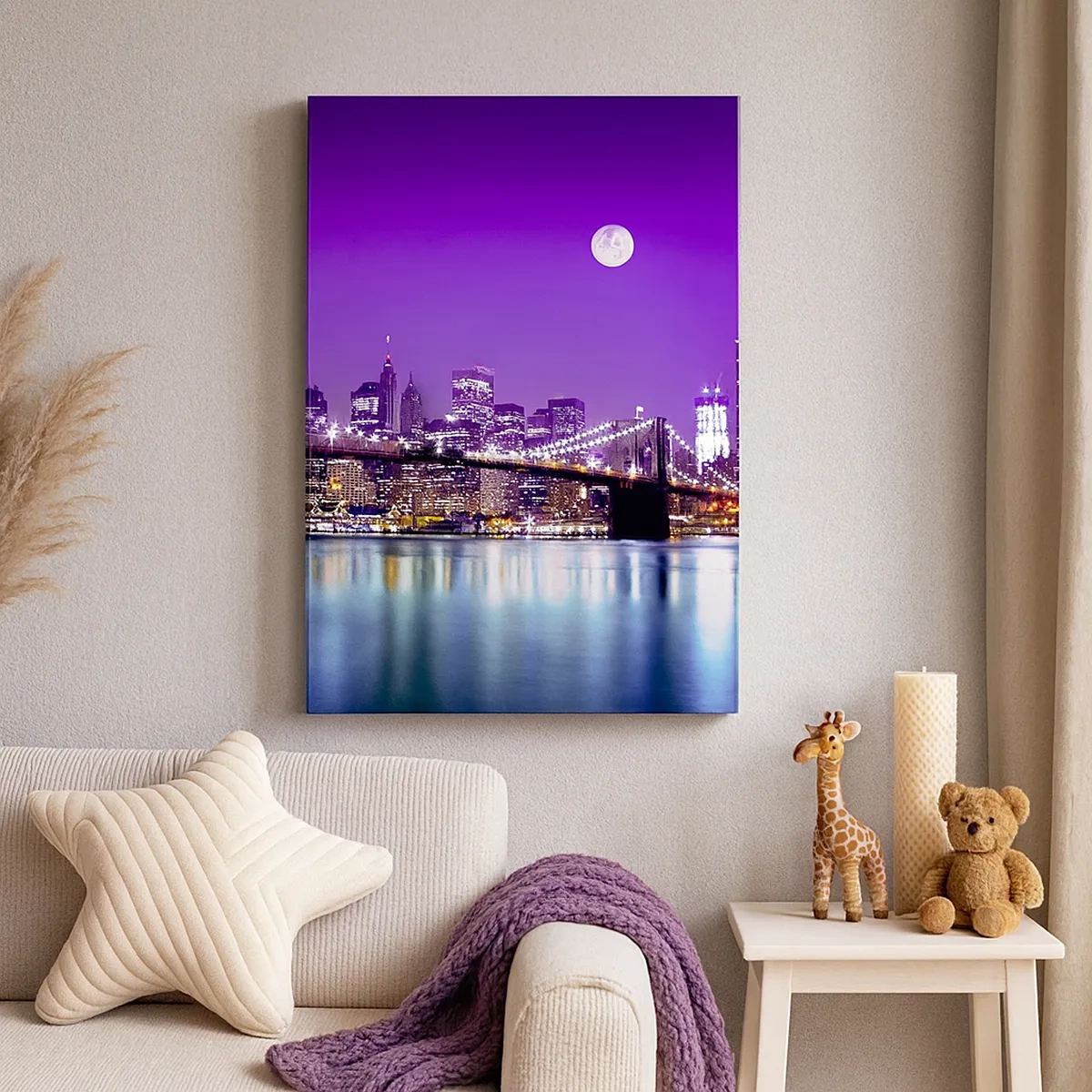 Obraz na płótnie - Brooklyn Bridge z widokiem na Nowy Jork w nocy - 50x70cm - Światła wielkiego miasta we fiolecie - Nowoczesna dekoracja ścienna do salonu, kuchni i sypialni ARTTOR