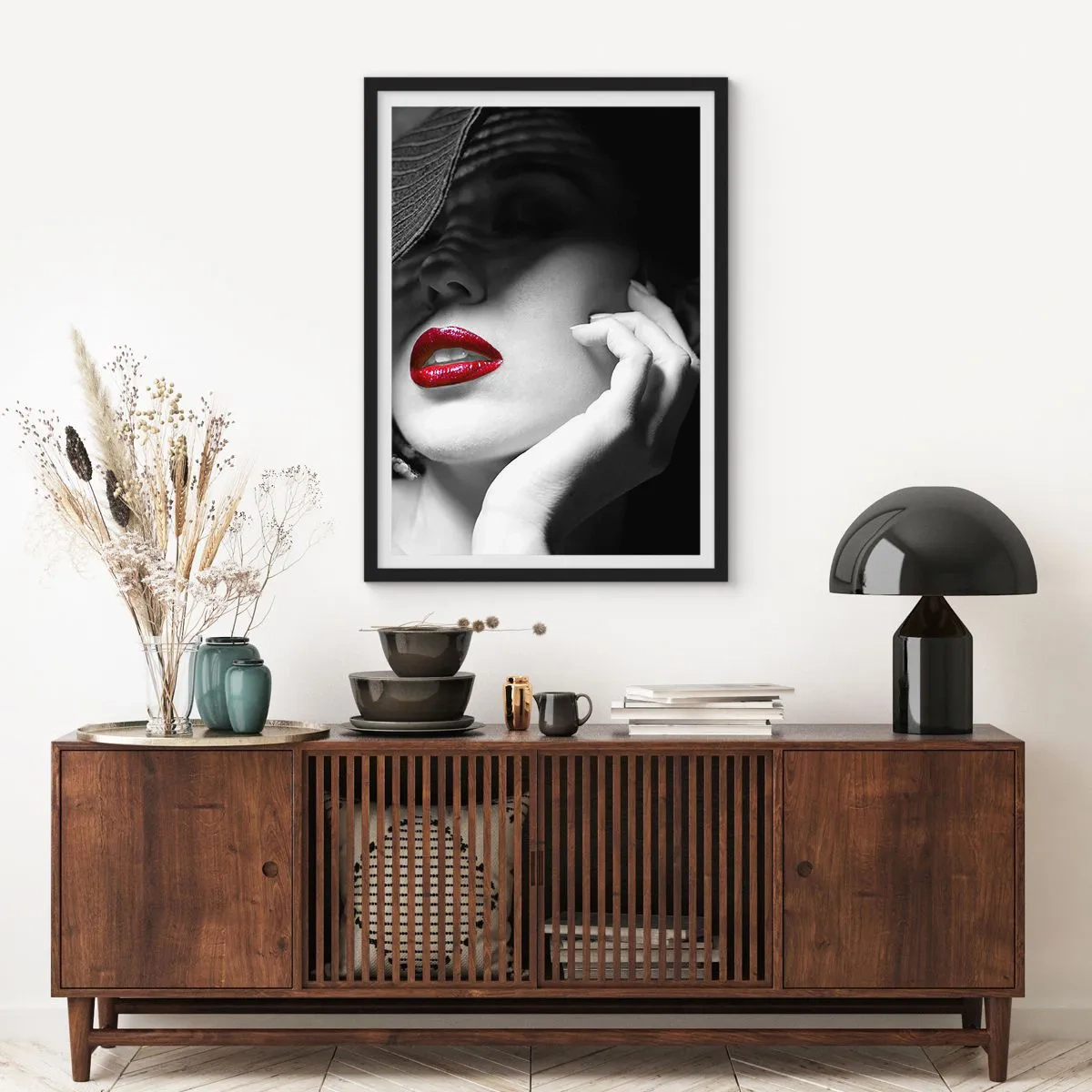 Plakat w czarnej ramie - Portret kobiety w kapeluszu z czerwonymi ustami - 50x70cm - Studium w szkarłacie - Nowoczesna dekoracja ścienna do salonu i sypialni ARTTOR
