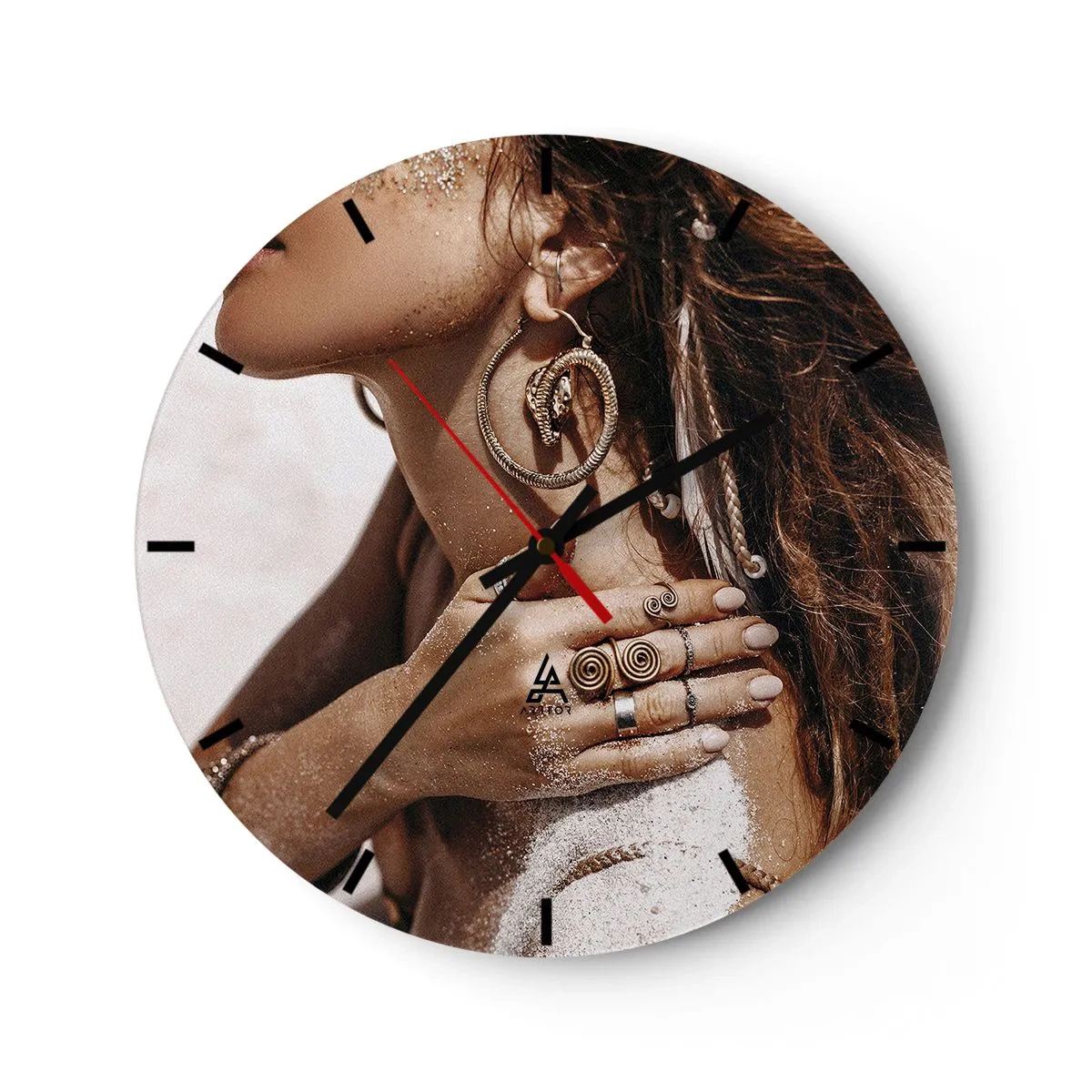 Zegar ścienny - Kobieta z ozdobną biżuterią na tle piasku i światła - 30x30cm - Królowa dzikiej plaży - Nowoczesna dekoracja ścienna do salonu, kuchni i sypialni ARTTOR