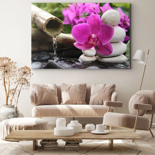 Obraz na płótnie - Już odpoczywasz - Fioletowa orchidea, kamienie i bambus z wodą w relaksacyjnym otoczeniu - 70x50cm