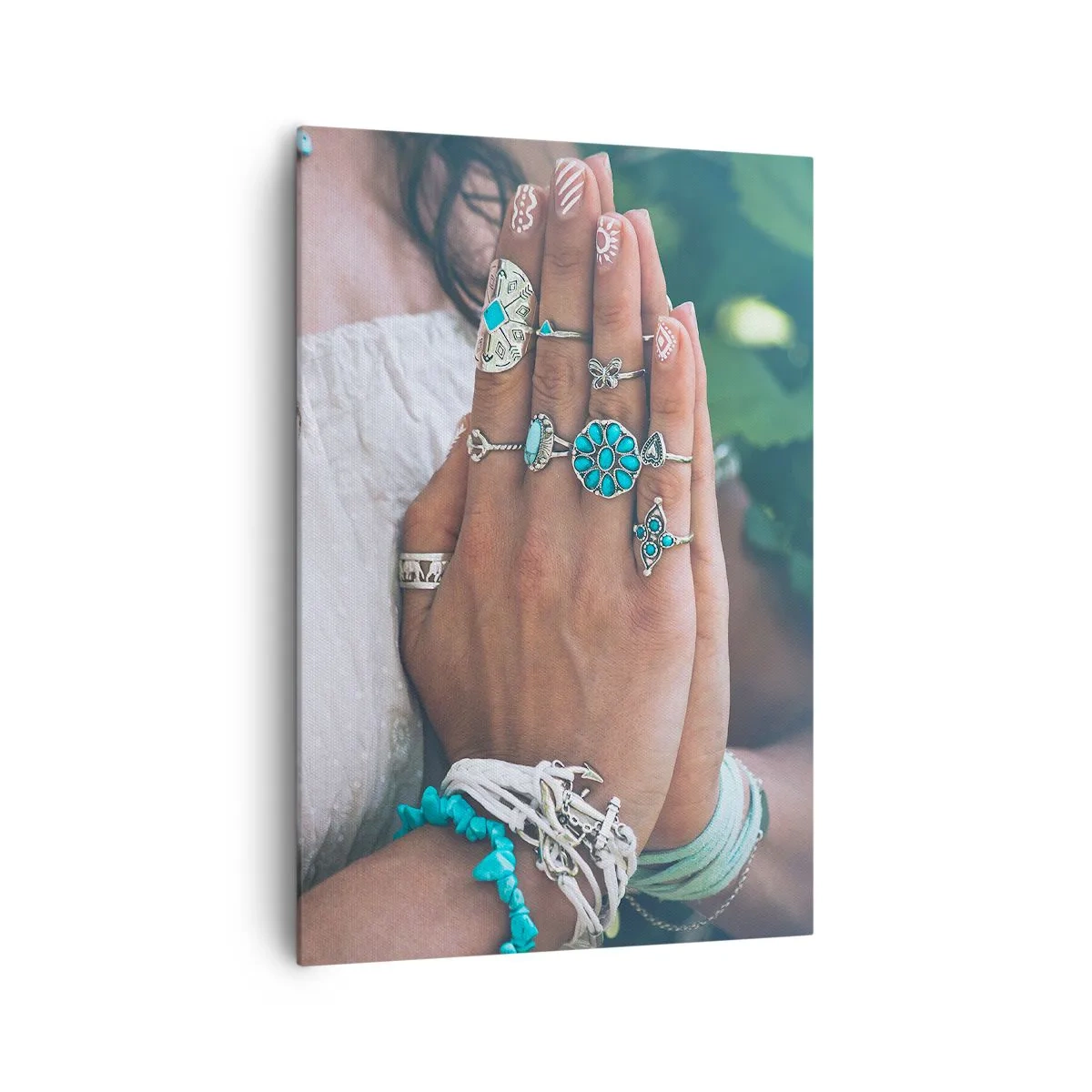 Obraz na płótnie - Ręce ozdobione biżuterią w stylu boho - 70x100cm - Witaj w centrum bytu - Nowoczesna dekoracja ścienna do salonu i sypialni ARTTOR