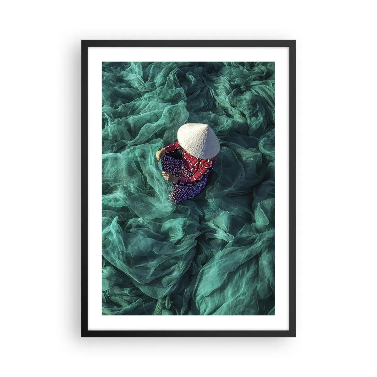 Plakat w czarnej ramie - Osoba w kapeluszu wśród zielonych sieci rybackich - 50x70cm - W morzu sieci - Nowoczesna dekoracja ścienna do salonu i sypialni ARTTOR