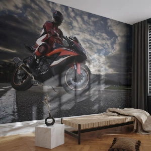 Fototapeta Premium Canvas - Motocyklista na sportowym motocyklu na tle pochmurnego nieba - 100x70cm - Mroczny jeździec - Nowoczesna dekoracja ścienna do salonu i sypialni ARTTOR