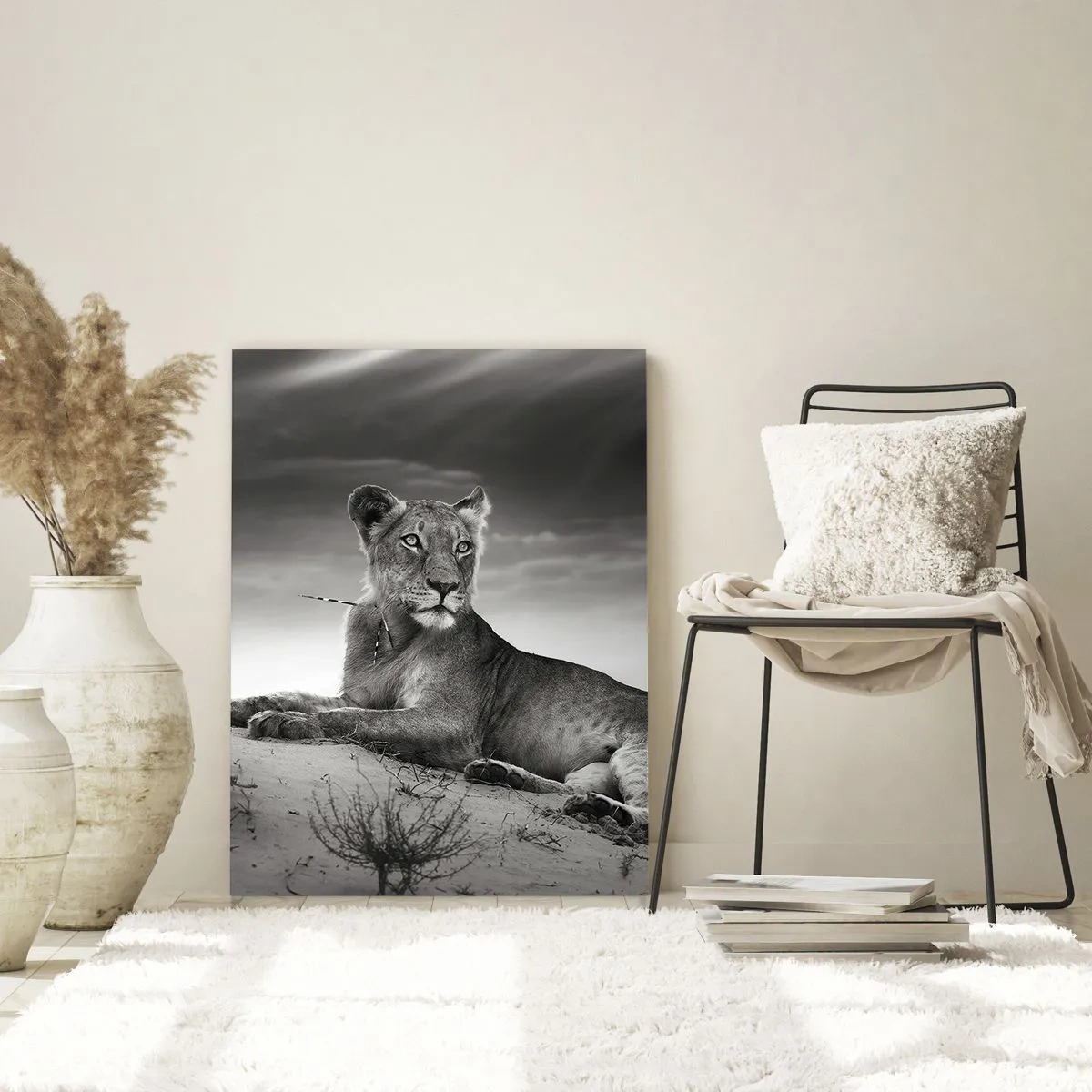 Obraz na szkle - Lewica leżąca na pustyni w czarno-białym kadrze - 50x70cm - Odpoczynek królowej pustyni - Nowoczesna dekoracja ścienna do salonu, kuchni i sypialni ARTTOR