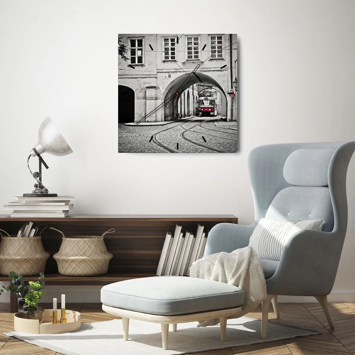 Zegar ścienny - Czarno-biały tramwaj w zabytkowej uliczce miasta - 30x30cm - Przez miejski labirynt - Nowoczesna dekoracja ścienna do salonu i sypialni ARTTOR