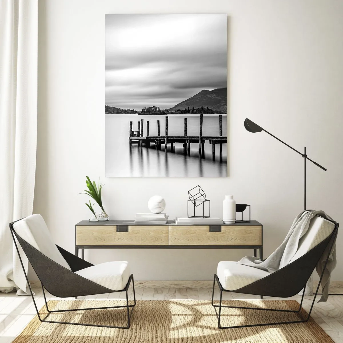 Obraz na szkle - Czarno-biały krajobraz z jeziorem i drewnianym pomostem - 50x70cm - Łagodność i siła - Nowoczesna dekoracja ścienna do salonu, kuchni i sypialni ARTTOR