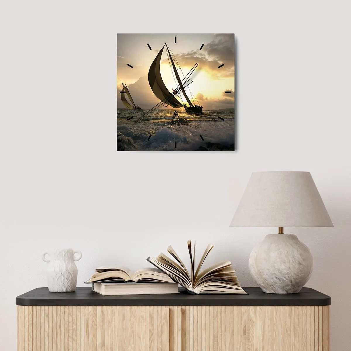 Zegar ścienny - Żaglówki na morzu podczas zachodu słońca - 30x30cm - Z wiatrem i pod wiatr - Nowoczesna dekoracja ścienna do salonu i sypialni ARTTOR