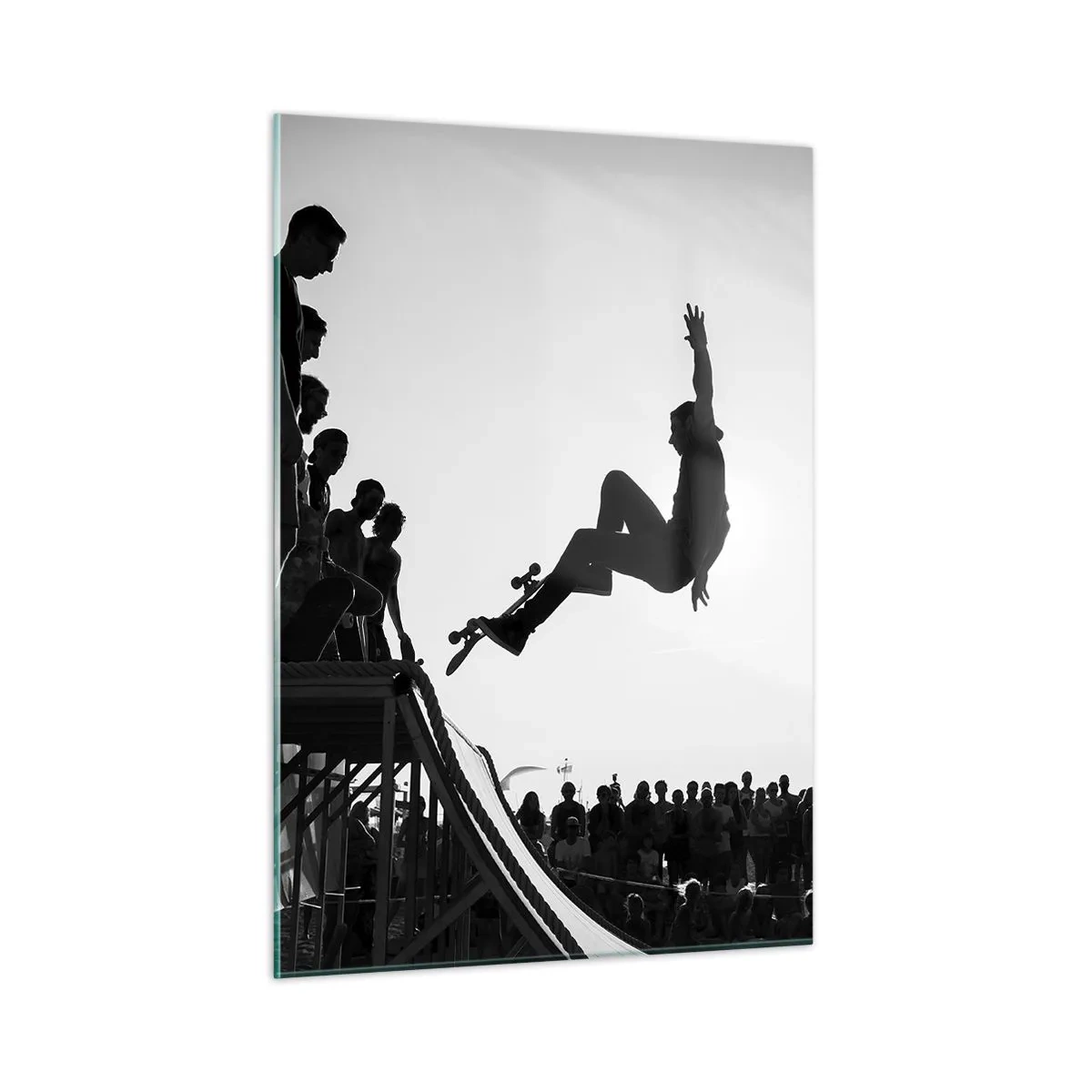 Obraz na szkle - Czarno-biały skater w powietrzu - 50x70cm - Bohaterowie i widzowie - Nowoczesna dekoracja ścienna do salonu, kuchni i sypialni ARTTOR