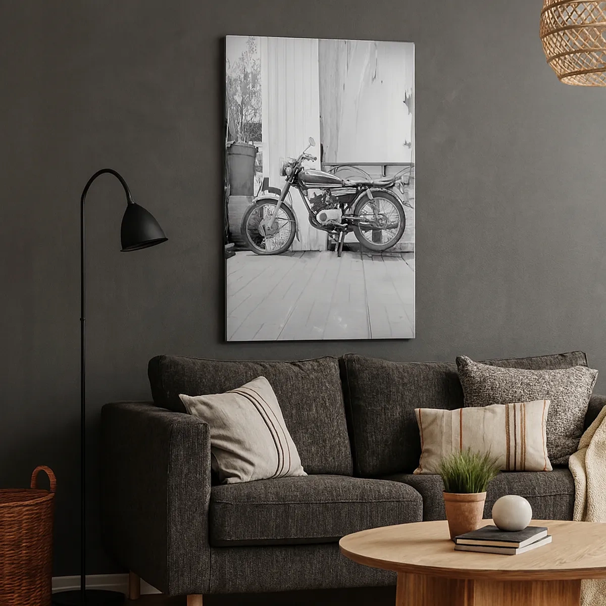 Obraz na płótnie - Czarno-biały obraz przedstawiający zabytkowy motocykl na tle drewnianej ściany - 50x70cm - Klasyka ponad wszystko - Nowoczesna dekoracja ścienna do salonu, kuchni i sypialni ARTTOR