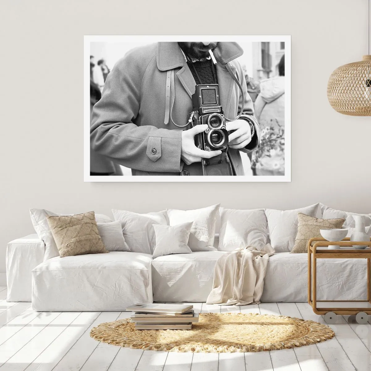 Plakat - Czarno-białe zdjęcie mężczyzny z aparatem retro - 100x70cm - W stylu retro - Nowoczesna dekoracja ścienna do salonu i sypialni ARTTOR