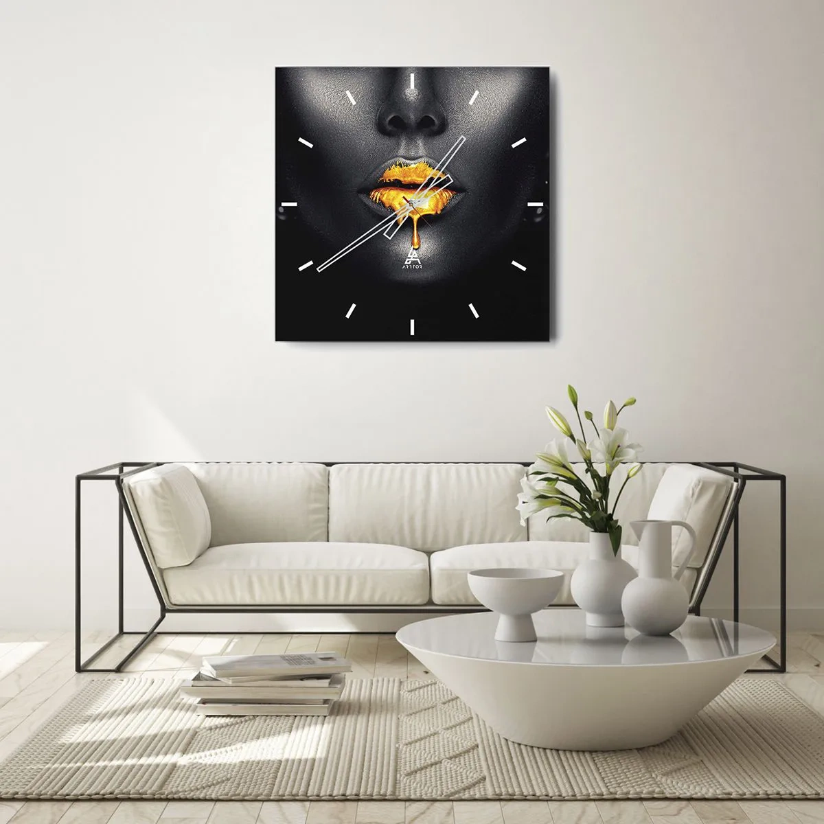 Zegar ścienny - Czarno-złoty portret kobiety z kroplą złota na ustach - 30x30cm - Złotousta - Nowoczesna dekoracja ścienna do salonu i sypialni ARTTOR