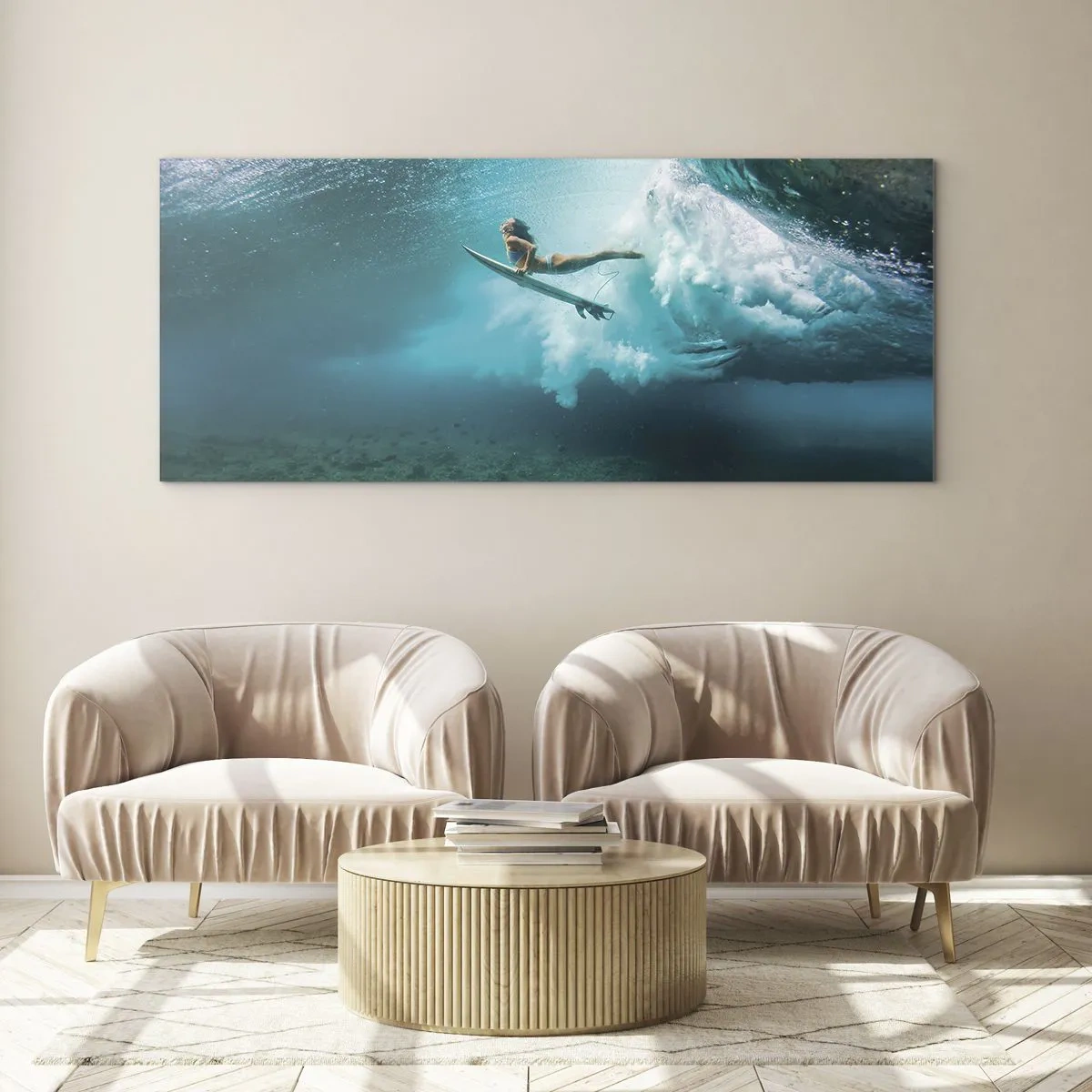 Obraz na szkle - Surferka pod falą w błękitnej wodzie oceanu - 120x50cm - Podwodny świat - Nowoczesna dekoracja ścienna do salonu i sypialni ARTTOR