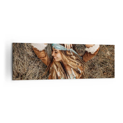 Obraz na płótnie - Kobieta w stylu boho leżąca na sianie - 160x50cm - W drodze do lata miłości - Nowoczesna dekoracja ścienna do salonu i sypialni ARTTOR