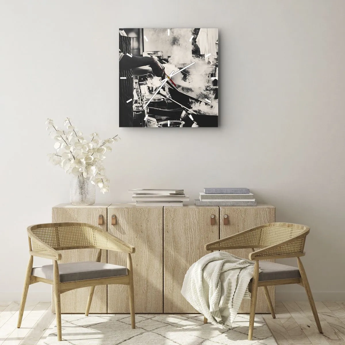 Zegar ścienny - Kucharz przy pracy w kuchni z parą unoszącą się z patelni - 30x30cm - Alchemia smaków - Nowoczesna dekoracja ścienna do salonu i sypialni ARTTOR