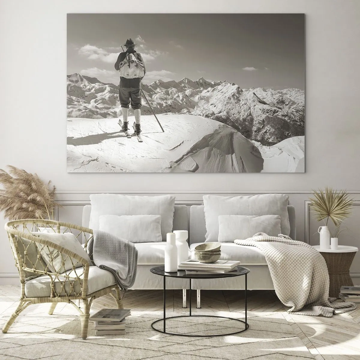 Obraz na szkle - Narciarz na górskim szczycie w czerni i bieli - 70x50cm - A góry te same - Nowoczesna dekoracja ścienna do salonu i sypialni ARTTOR