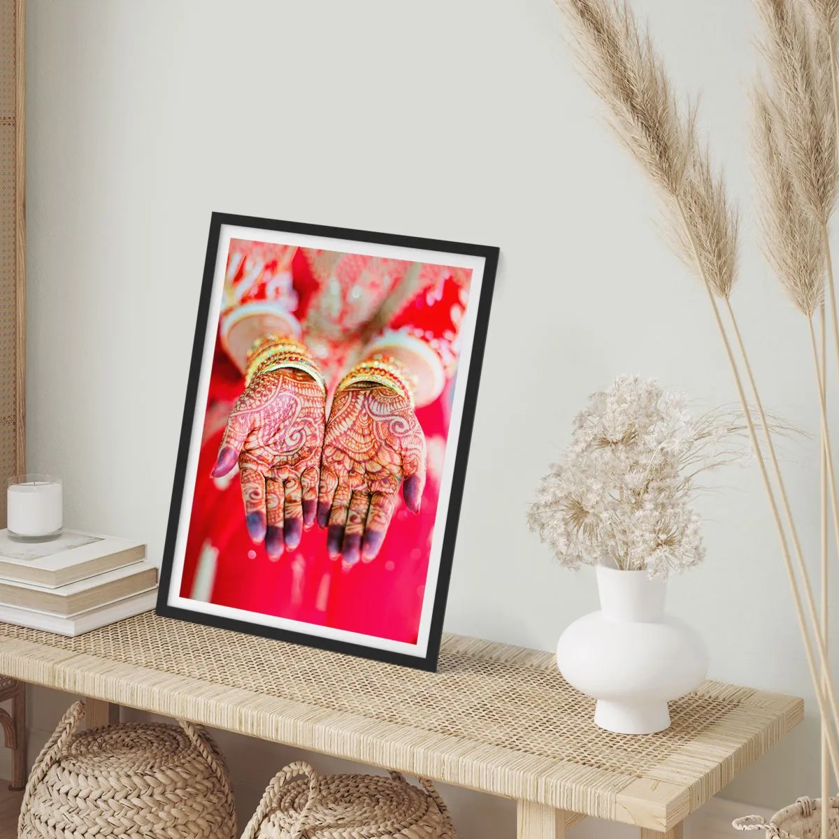 Plakat w czarnej ramie - Dekoracyjne dłonie z henną na tle czerwonego stroju - 50x70cm - Gotowa złapać szczęście - Nowoczesna dekoracja ścienna do salonu i sypialni ARTTOR
