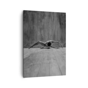 Obraz na płótnie - Baletnica w rozciągniętej pozie na tle surowej, betonowej ściany - 50x70cm - Symetria odnaleziona - Nowoczesna dekoracja ścienna do salonu, kuchni i sypialni ARTTOR