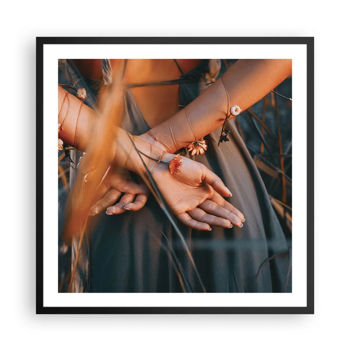 Plakat w czarnej ramie - Związana z naturą - 60x60 cm