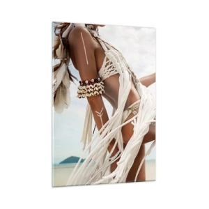 Obraz na szkle - Kobieta w etnicznym stroju z muszlami i kijem na plaży - 50x70cm - Kapłanka słońca - Nowoczesna dekoracja ścienna do salonu, kuchni i sypialni ARTTOR