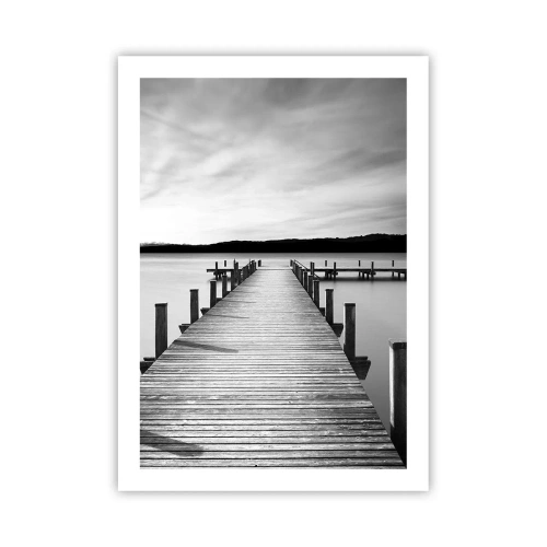 Plakat - Drewniany pomost nad spokojnym jeziorem w czerni i bieli - 50x70cm - U wodopoju – spokoju - Nowoczesna dekoracja ścienna do salonu, kuchni i sypialni ARTTOR