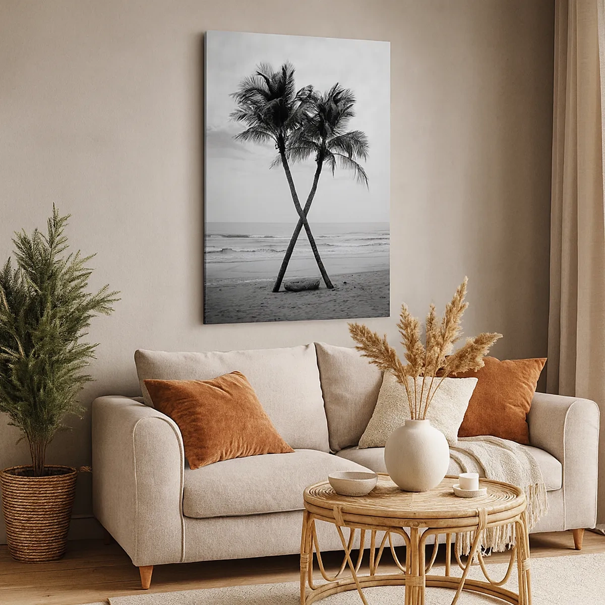 Obraz na płótnie - Czarno-biała fotografia dwóch palm na plaży z ich pniami skrzyżowanymi na tle oceanu - 50x70cm - Czuła obecność - Nowoczesna dekoracja ścienna do salonu, kuchni i sypialni ARTTOR