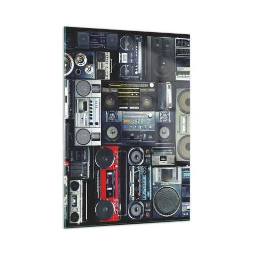Obraz na szkle - Kolaż retro radioodbiorników i magnetofonów na ciemnym tle - 50x70cm - Tęsknota za latami 80. - Nowoczesna dekoracja ścienna do salonu, kuchni i sypialni ARTTOR