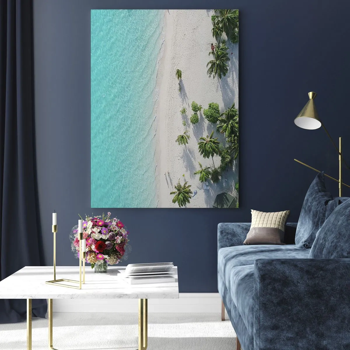 Obraz na szkle - Tropikalna plaża z palmami i turkusowym morzem z lotu ptaka - 50x70cm - Wakacje w raju - Nowoczesna dekoracja ścienna do salonu, kuchni i sypialni ARTTOR