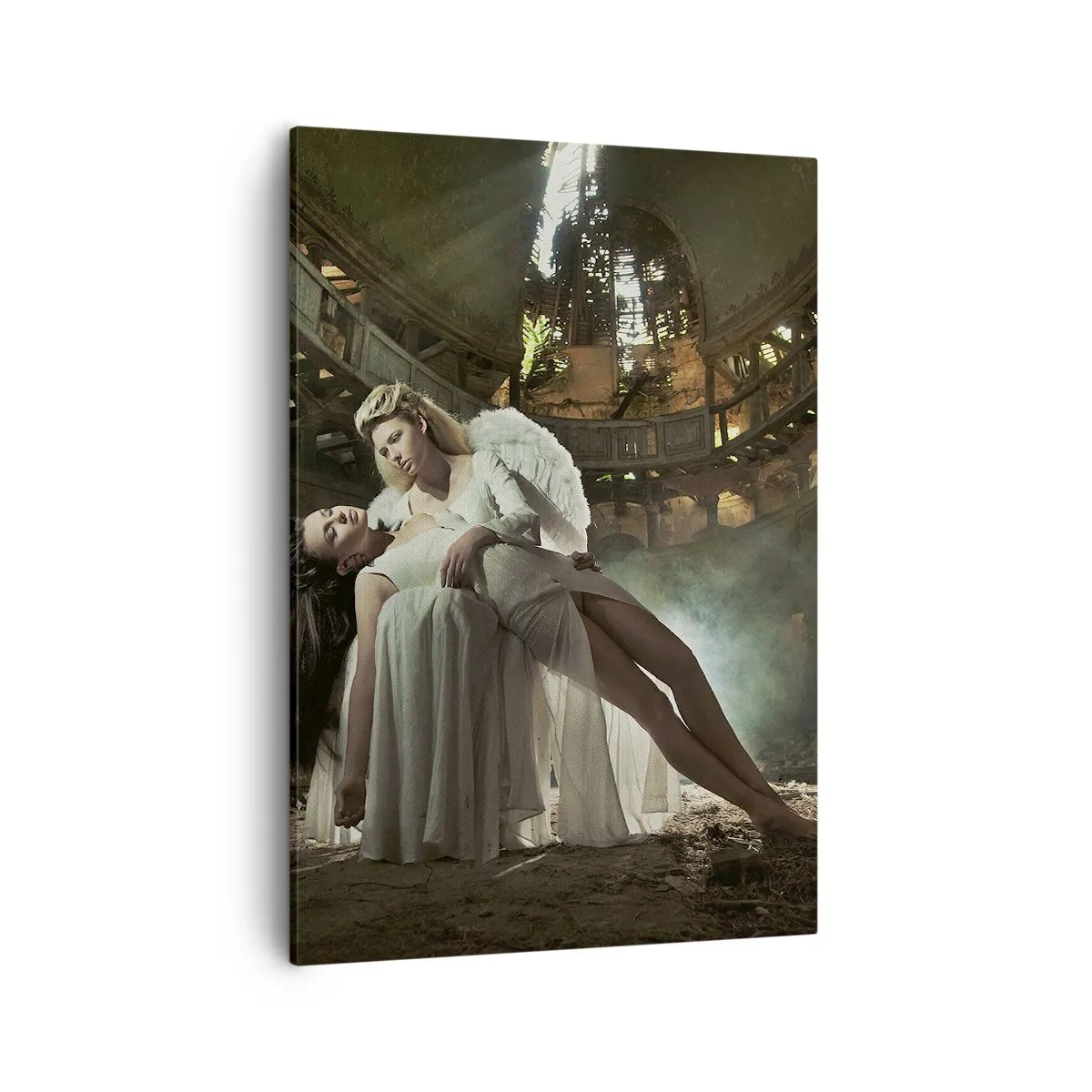 Obraz na płótnie - Anioł w podniszczonej katedrze trzymający kobietę - 50x70cm - Duch starego teatru - Nowoczesna dekoracja ścienna do salonu, kuchni i sypialni ARTTOR