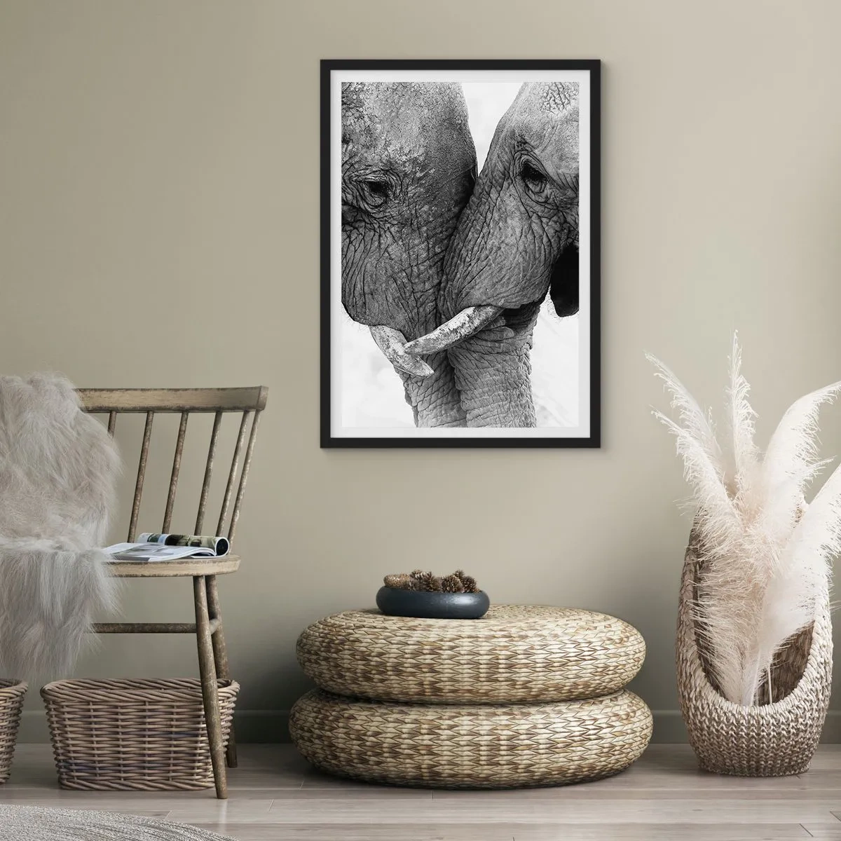 Plakat w czarnej ramie - Bliskie ujęcie dwóch słoni w czerni i bieli - 50x70cm - Serdeczne wyznanie - Nowoczesna dekoracja ścienna do salonu i sypialni ARTTOR