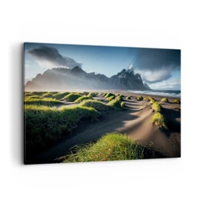 Obraz na płótnie - Zielone wydmy z górskim tłem pod błękitnym niebem - 120x80cm - Harmonia żywiołów - Nowoczesna dekoracja ścienna do salonu, kuchni i sypialni ARTTOR